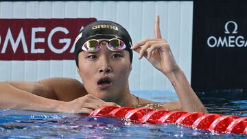 South Korea's Kim Woo-min celebrates winning the final of the men's 400m freestyle swimming event during the 2024 World Aquatics Championships at Aspire Dome in Doha on February 11, 2024. (Photo by SEBASTIEN BOZON / AFP)