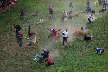 La carrera consiste en atrapar un queso de Gloucester arrojado desde la colina de Cooper, con una caída de 182 metros en la localidad de Brockworth. Los competidores deben bajar por la ladera del cerro para atraparlo y el primero en conseguirlo se proclama vencedor.