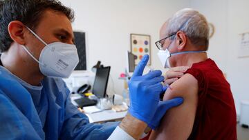 A man receives a dose of the AstraZeneca coronavirus disease (COVID-19) vaccine by general practitioner Kerem Erekul in a doctors practice in Berlin, Germany, April 10, 2021. REUTERS/Fabrizio Bensch