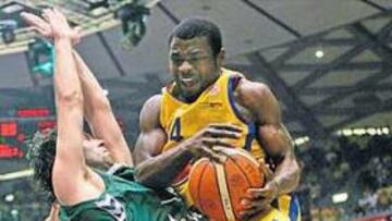 <b>GRAN ESFUERZO. </b>Berni trata de defender a Bynum en una de sus penetraciones.