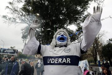 El entrenador argentino volvió al fútbol de su país como nuevo entrenador de Gimnasia La Plata. Los aficionados le aclamaron en el Estadio Juan Carmelo Zerillo.