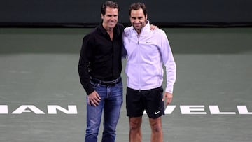 Tommy Haas posa junto a Roger Federer despu&eacute;s de que el tenista alem&aacute;n anunciase su retirada como profesional en el BNP Paribas Open de Indian Wells, donde ejerce como director del torneo.
