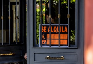 Un cartel que anuncia que se alquila una vivienda, a 16 de septiembre de 2025, en Madrid (España). El precio del alquiler subió un 8% en agosto en Madrid con respecto al mismo mes del año anterior y se sitúa en 21,64 euros por metro cuadrado, según los datos del Índice Inmobiliario del portal Fotocasa.
16 SEPTIEMBRE 2025;PIXELADA
Ricardo Rubio / Europa Press
16/09/2025