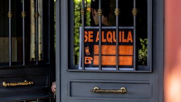 Un cartel que anuncia que se alquila una vivienda, a 16 de septiembre de 2025, en Madrid (España). El precio del alquiler subió un 8% en agosto en Madrid con respecto al mismo mes del año anterior y se sitúa en 21,64 euros por metro cuadrado, según los datos del Índice Inmobiliario del portal Fotocasa.
16 SEPTIEMBRE 2025;PIXELADA
Ricardo Rubio / Europa Press
16/09/2025