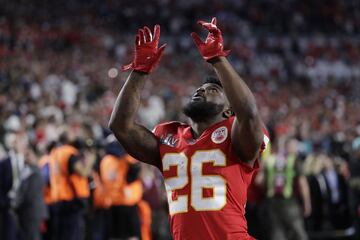 Damien Williams voltea al cielo antes de enfrentar a 49ers en el Super Bowl LIV.