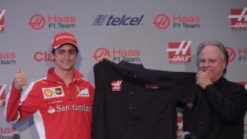 Estaban Guti&eacute;rrez posa con el propietario del equipo Haas, Gene Hass.