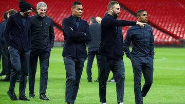 Gonzalo Higuain, Douglas Costa y Alex Sandro examinan el terreno de juego de Wembley.