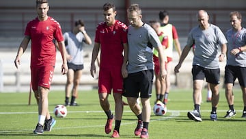 Imanol Garc&iacute;a se retira del entrenamiento tras sufrir un desmayo.