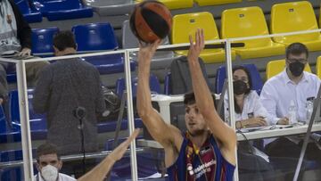 Leandro Bolmaro, base del Bar&ccedil;a, lanza un triple ante el Coosur Betis en Liga Endesa.