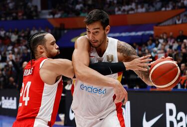 El español Willy Hernangómez protege el balón ante el canadiense Dillon Brooks.