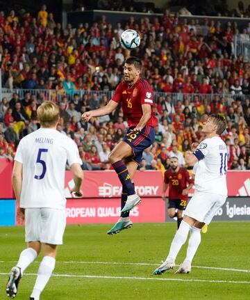 Rodrigo  se lleva el balón en un salto con Odegaard. 