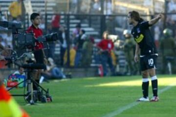 23 de abril del 2006. La UC remonta un 0-2 y vence por 3-2 a Colo Colo. Lo más recordado es el episodio protagonizado por Jorge Valdivia. El 'Mago', en el 25', corre hacia las cámaras y acusa que el árbitro Selman lo va a expulsar. Así fue.