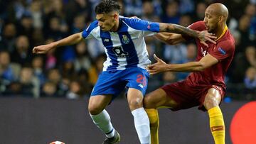 06/03/2019.- Soares del Porto disputa un bal&oacute;n ante N&acute;Zonzi  de la Roma este mi&eacute;rcoles, durante un partido de vuelta de octavos de final de la Liga de Campeones UEFA, entre el FC Porto de Portugal y la AS Roma de Italia, en el Estadio 