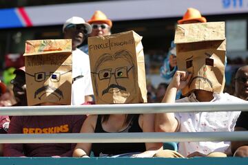 Tres aficionados durante el partido entre Miami Dolphins y the Washington Redskins.