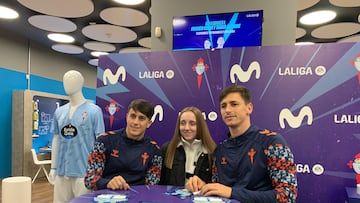 Los futbolistas argentinos Franco Cervi y Tadeo Allende posan con una aficionada del Celta en un acto promocional del club vigu¨¦s.