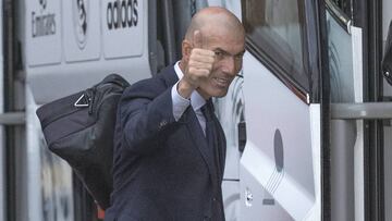 Zinedine Zidane, entrenador del Real Madrid, antes de subir al autob&uacute;s del equipo.