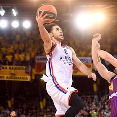 Shane Larkin frente a Nikola Mirotic en un choque vital