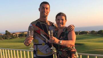 Cristiano Ronaldo con su madre, Dolores Aveiro, brindando durante sus vacaciones 2018 y tras su fichaje por la Juventus de Turín.