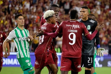 AMDEP1949. IBAGUÉ (COLOMBIA), 26/06/2022.- Juan Fernando Caicedo (2-d) del Tolima discute con Kevin Mier (d) el arquero de Nacional hoy, en el partido de la final de la Primera División de fútbol colombiano entre Deportes Tolima y Atlético Nacional en el estadio Manuel Murillo Toro en Ibagué (Colombia). EFE/Mauricio Dueñas Castañeda
