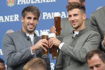 El Bayern presenta su vestimenta para el Oktoberfest