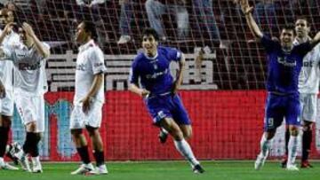 <b>GOLPE DE GRACIA. </b>El Xerez celebra el gol que le salvó un punto y que despide a Jiménez.