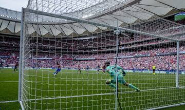 Carrasco marca de penalti el 2-1 al Espanyol.
