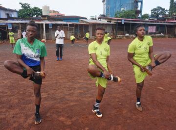 Las mujeres del Centro de Servicios Correccionales entrenan para la primera liga profesional femenina de Sierra Leona.