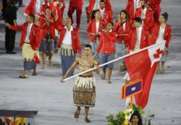 El atleta abanderado de Tonga, Pita Nikolas Aufatofua, apareció con el traje tradicional de su país en la ceremonia de apertura de las Olimpiadas de Río 2016 y con el cuerpo cubierto de aceite de coco.