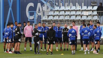 Emilio Larraz se dirige a la plantilla en la sesión de esta tarde.