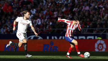 Jo&atilde;o F&eacute;lix corre perseguido por Gudelj en el Atl&eacute;tico-Sevilla. 