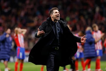 Diego Pablo Simeone se acerc a los aficionados rojiblancos tras caer eliminado ante el Real Madrid.