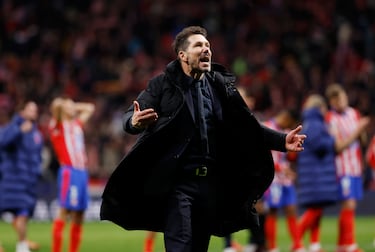 Diego Pablo Simeone se acercó a los aficionados rojiblancos tras caer eliminado ante el Real Madrid.