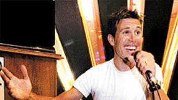 <b>REY DEL KARAOKE.</B> Guillamón es famoso en el pub La Gramola (Murcia).