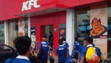 La selecci&oacute;n de But&aacute;n celebr&oacute; el hito comiendo en un Kentucky.