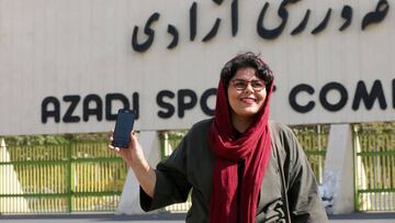 La periodista deportiva iraní, Raha Pourbkhsh muestra, orgullosa, su entrada digital para el Irán-Camboya.