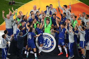 El Chelsea campe¨®n de la Europa League. Kepa Arrizabalaga con el trofeo.
