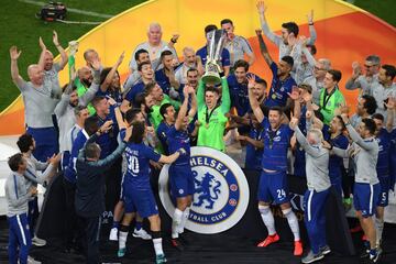 El Chelsea campeón de la Europa League. Kepa Arrizabalaga con el trofeo.