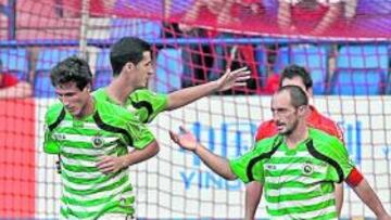 <b>ÚNICO GOL. </b>Christian Fernández marcó el tanto racinguista y regresa a su campo tras celebrarlo junto a Munitis y Marcano.