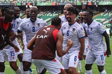 Salvador celebra el gol de Guinea Ecuatorial.