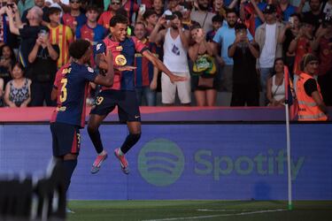 Barcelona tiene un nuevo ídolo y tras abrir el marcador toda la afición en casa se rindió ante el camiseta número 19 del Barça quien se mostró feliz por este estreno en casa.
(Photo by LLUIS GENE / AFP)