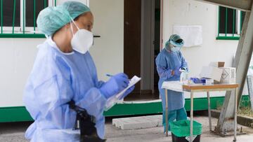 Dos sanitarias preparan pruebas PCR (Archivo)