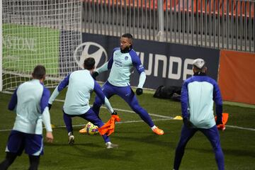 Entrenamiento Depay con el Atlético.