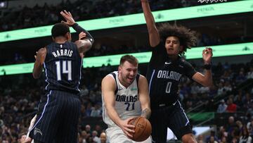 Luka Doncic, base de Dallas Mavericks, ante Gary Harris y Anthony Black, de Orlando Magic.