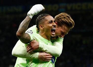 Raphinha del FC Barcelona celebra su tercer gol con Frenkie de Jong