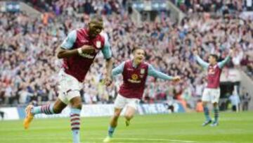 Christian Benteke celebra su gol.