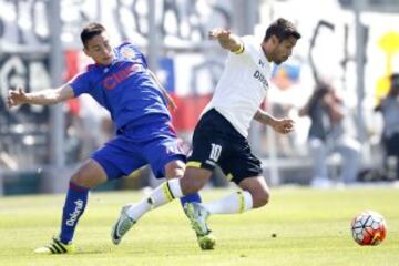 El jugador de Colo Colo Ramon Fernandez, derecha, disputa el balon con Matias Rodriguez de Universidad de Chile durante el partido de primera division en el estadio Monumental de Santiago, Chile.