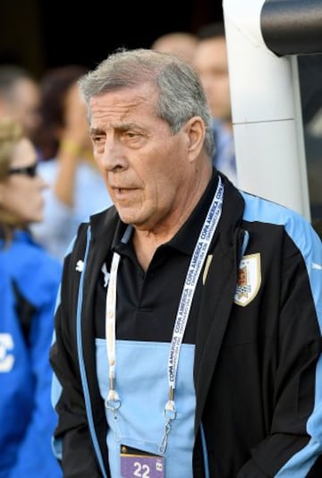 Óscar Tabarez al inicio del partido.