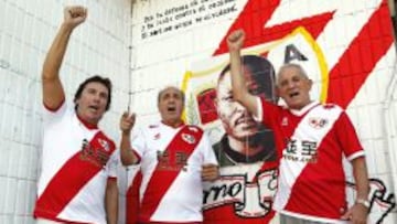 El grupo Los Tarantos interpreta su canci&oacute;n en el estadio de Vallecas.