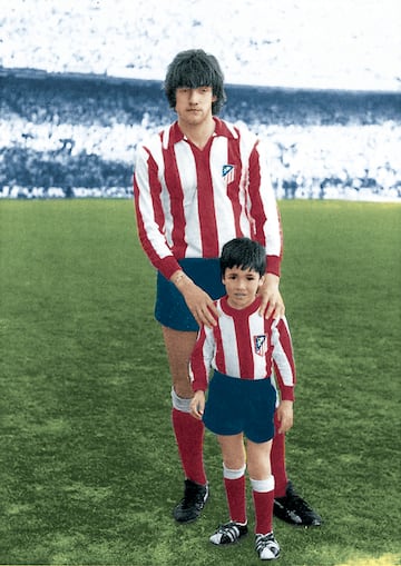 En la fotografía aparece Marcos Alonso posando con un joven Raúl González Blanco.