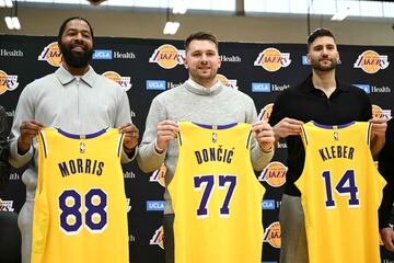 Hoy es el d¨ªa en que el Donic se ha presentado con su nuevo equipo. El acuerdo entre Lakers y Mavericks para llevar al esloveno a Los ?ngeles ha sido un traspaso hist¨®rico en la NBA.
Markieff Morris y Maxi Kleber junto a Doncic.